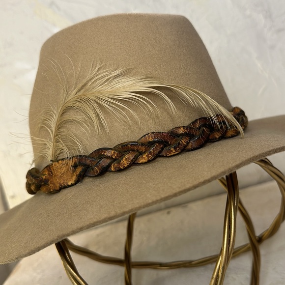 🤍🤍Vintage Wool Fedora Hat with Leather braided band🤍 - Picture 4 of 7